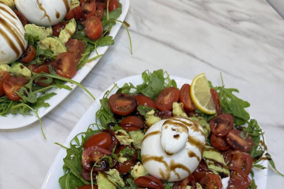 Burrata , tomate cerises, basi