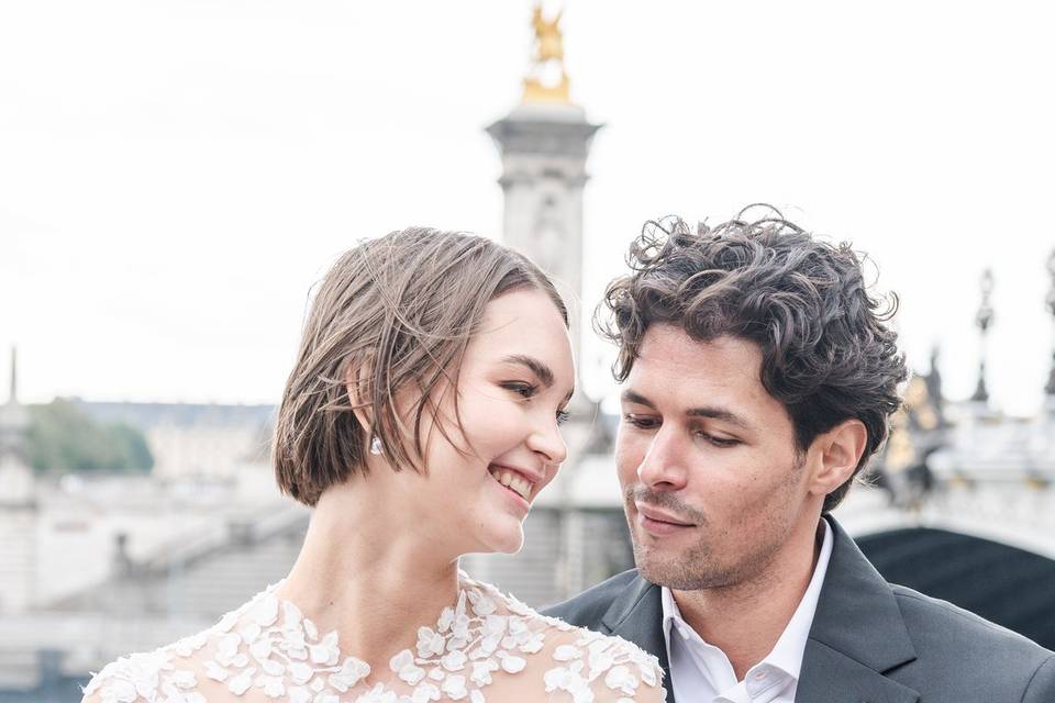 Couple sur un pont à Paris