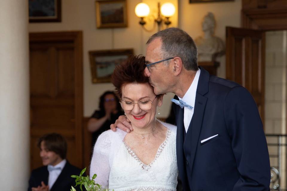 Tendre baiser à la mairie