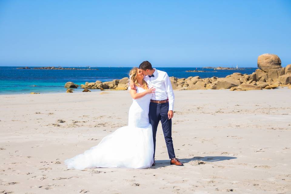 Seuls sur la plage en amoureux