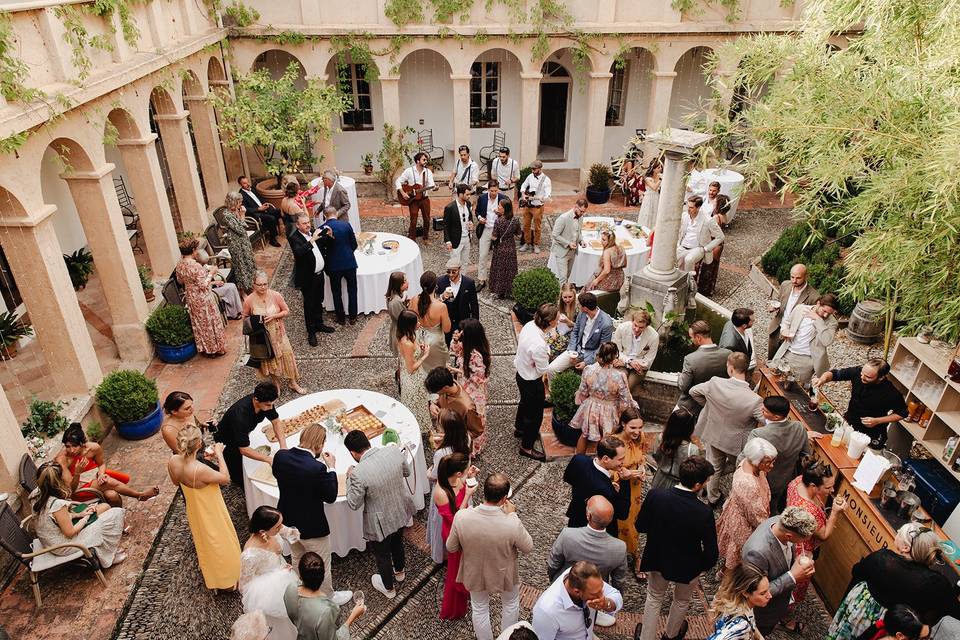Vin d'honneur dans le cloître