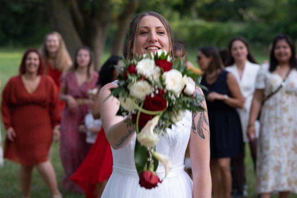 Marié lance bouquet