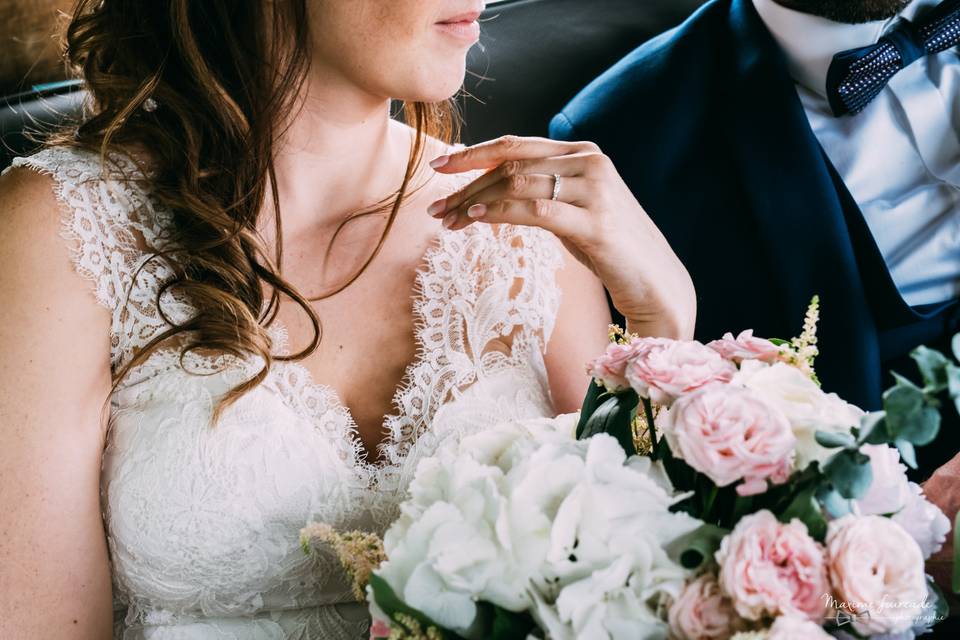 Mariée dans la voiture