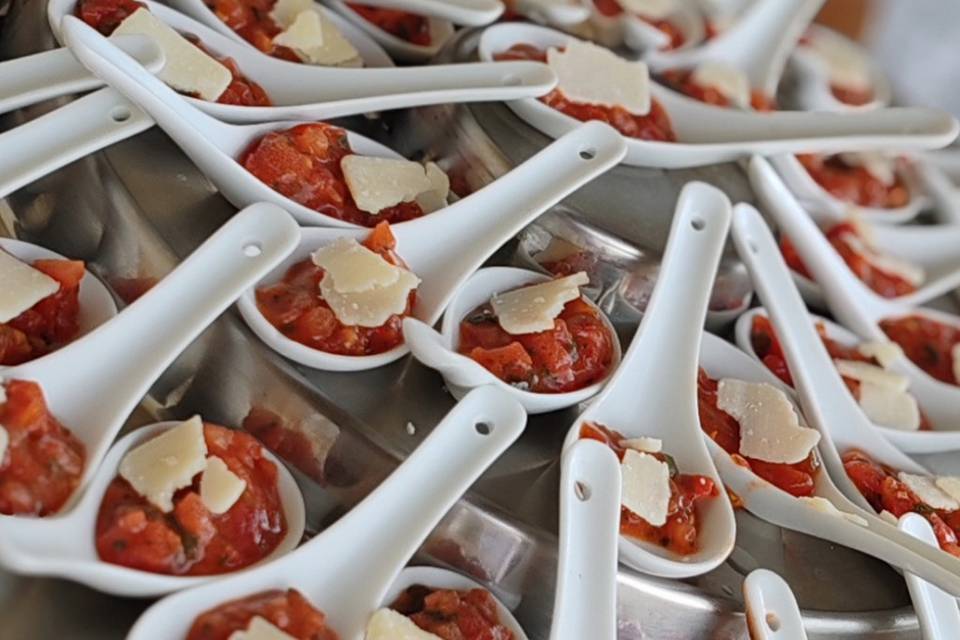 Cuillère de tartare de tomates