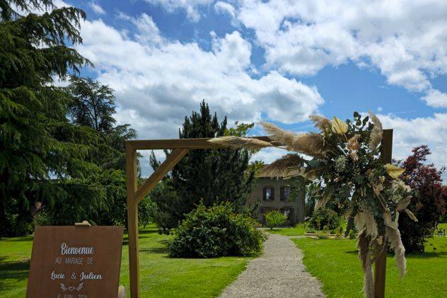 Arche et panneau de bienvenue