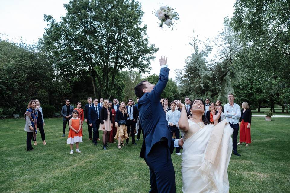 Lancer de bouquet en couple