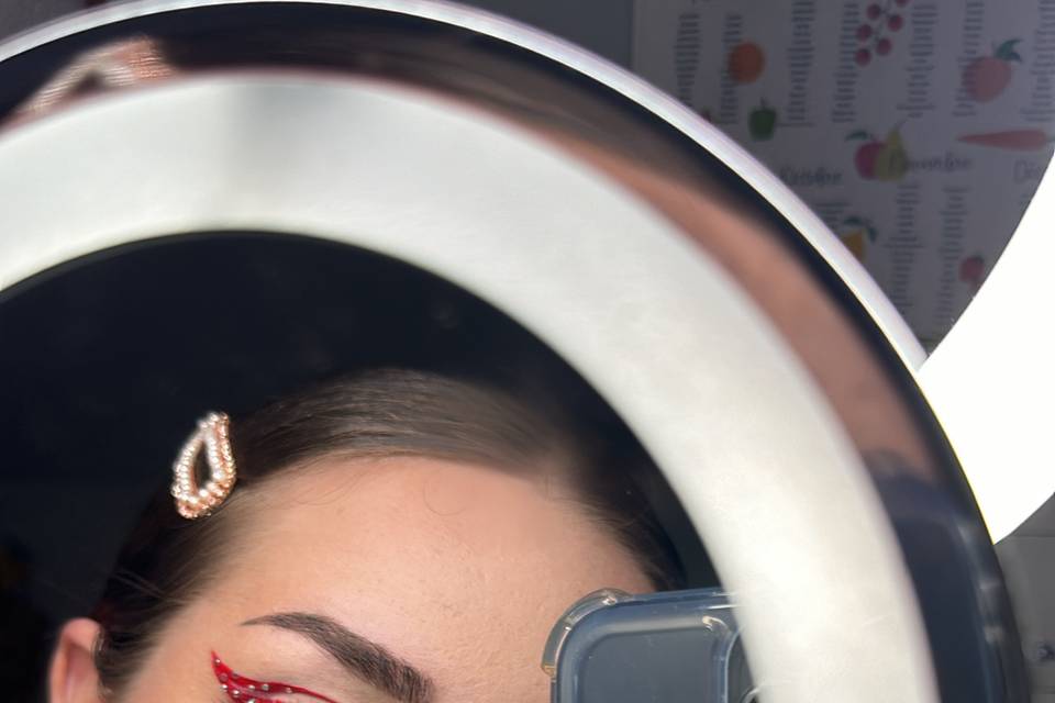 Maëva Mandroux Makeup Artist