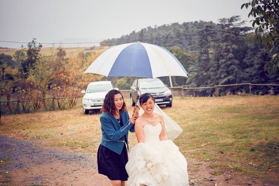 Arrivée heureuse sous la pluie