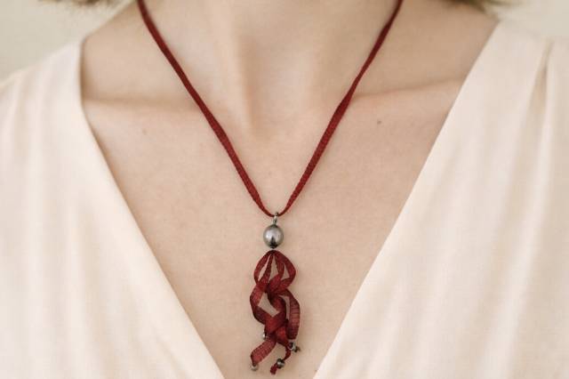 Collier signature rouge