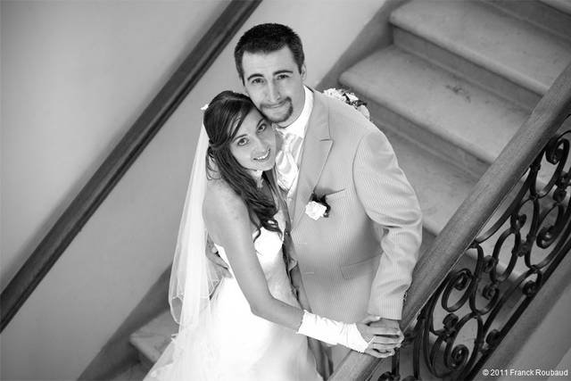 Les mariés dans l'escalier