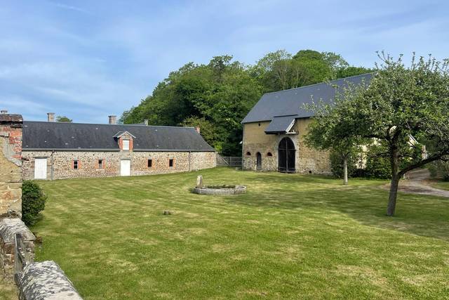 Vue de la salle et grange