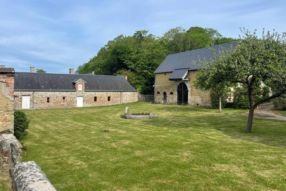Vue de la salle et grange