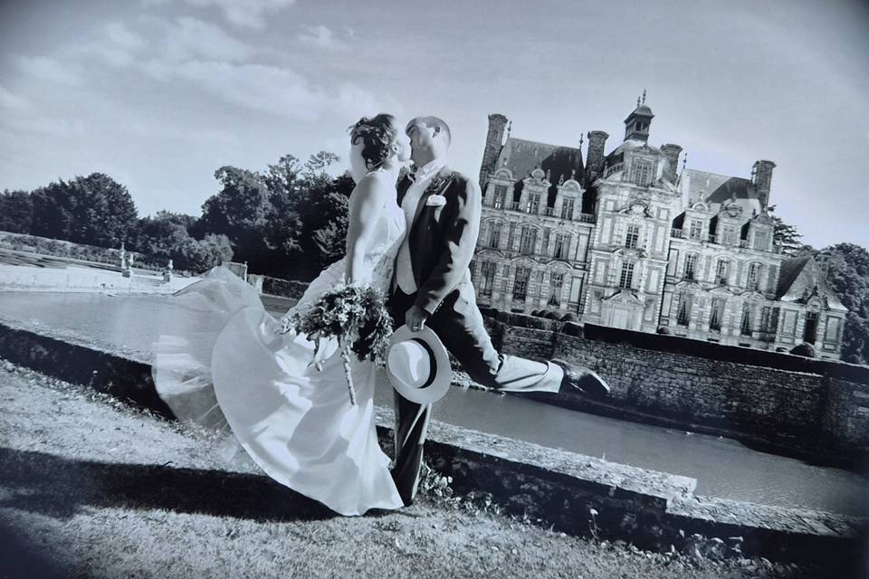 Mariés devant le château