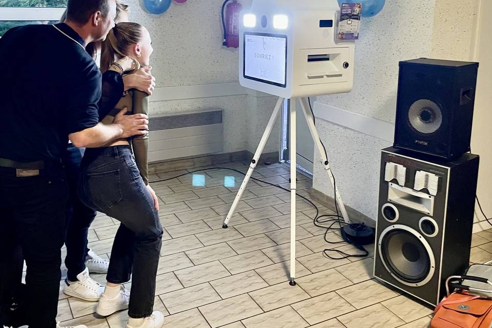 Invités devant la borne mariag