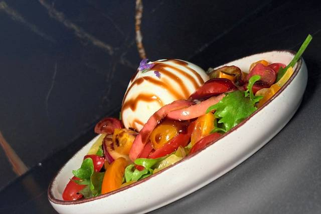 Buratta, nectarine rôties