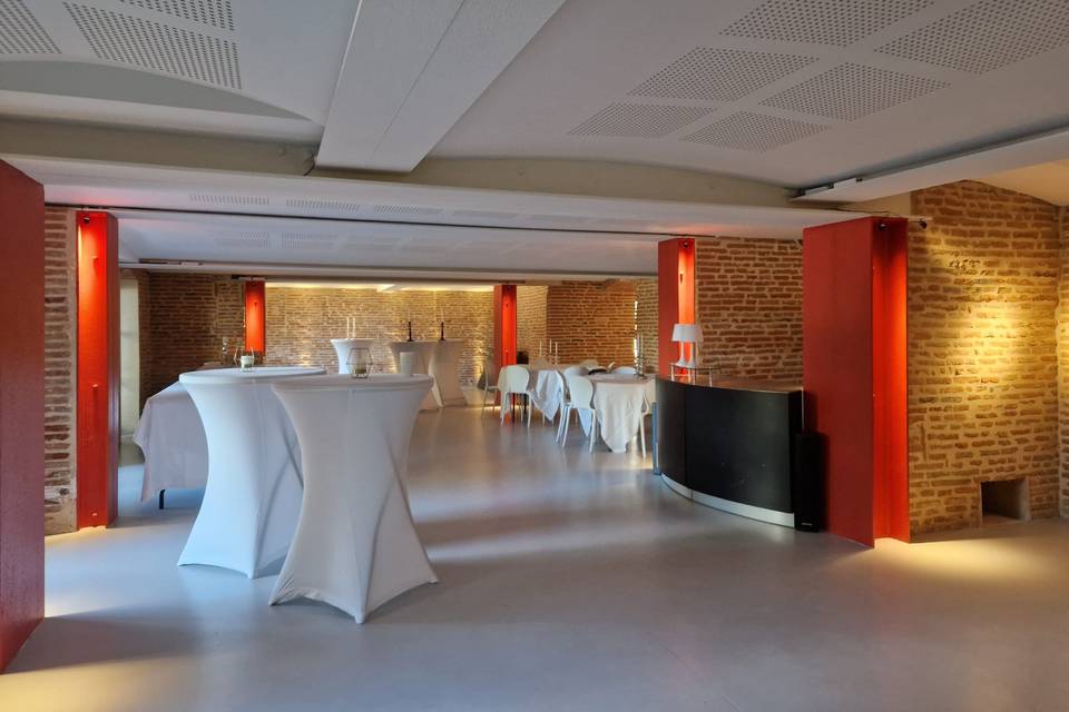 Salle avec mande debout