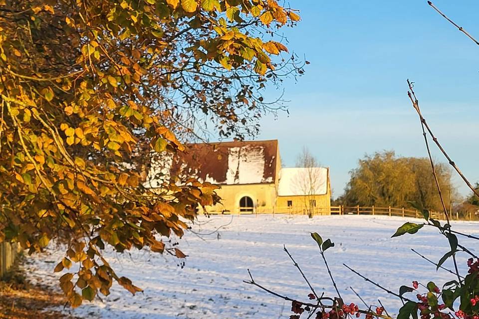 Grange sous la neige