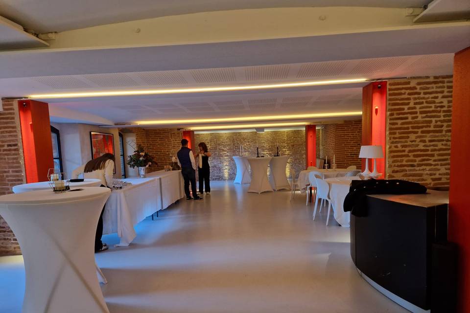 Salle avec mande debout