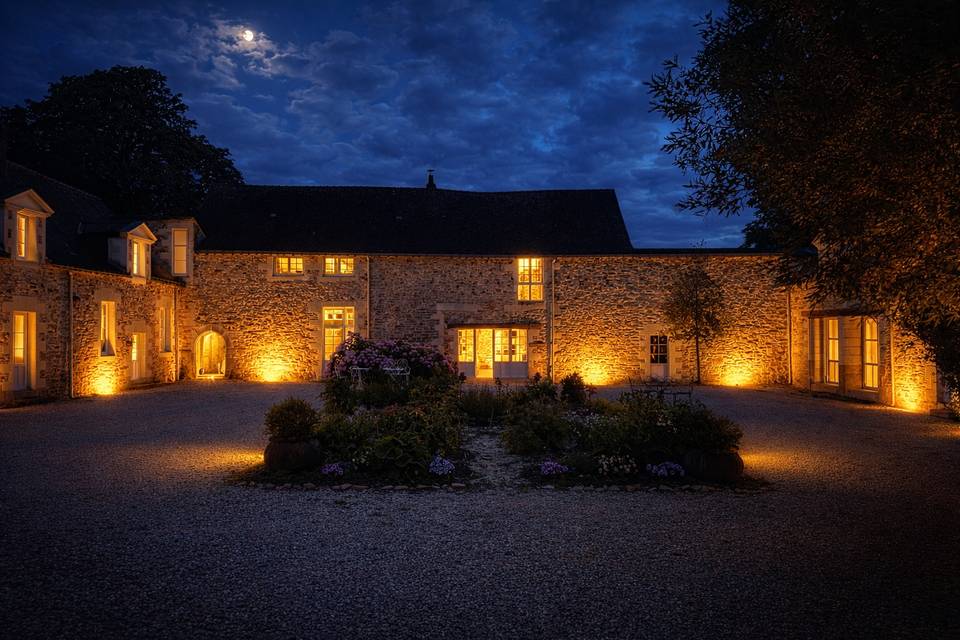 La cour éclairée