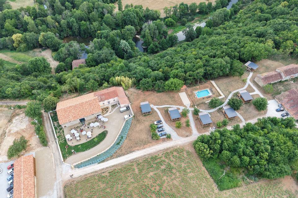 La rivière longe le domaine