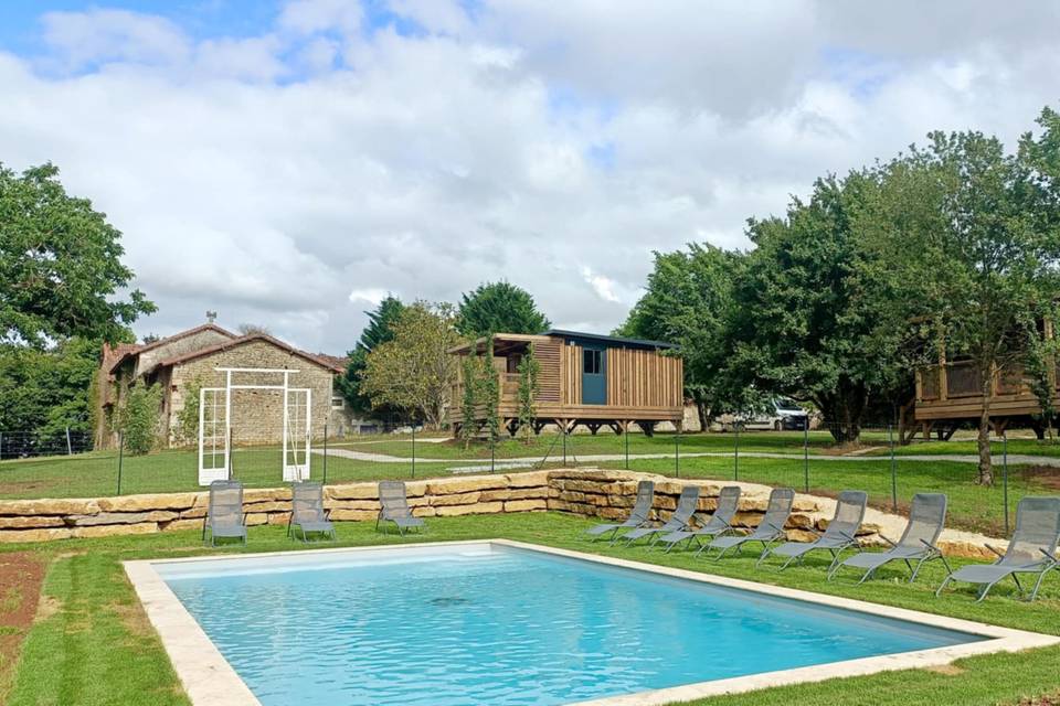 Piscine et une partie jardins