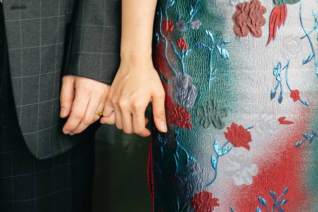 Couple qui s'enlace