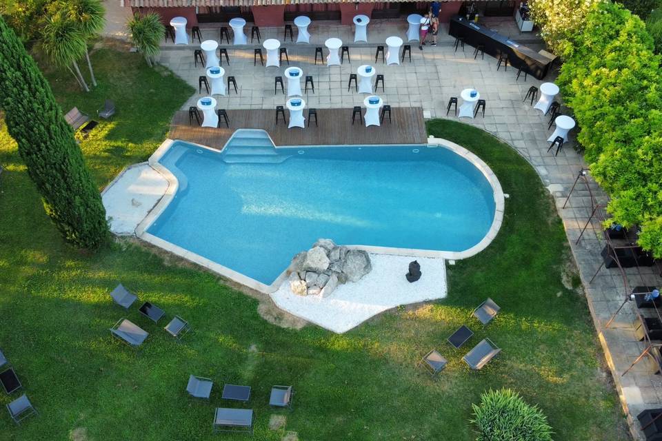 Le jardin avec piscine garde