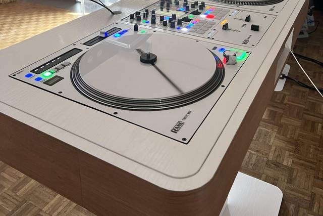 DJ Vivien