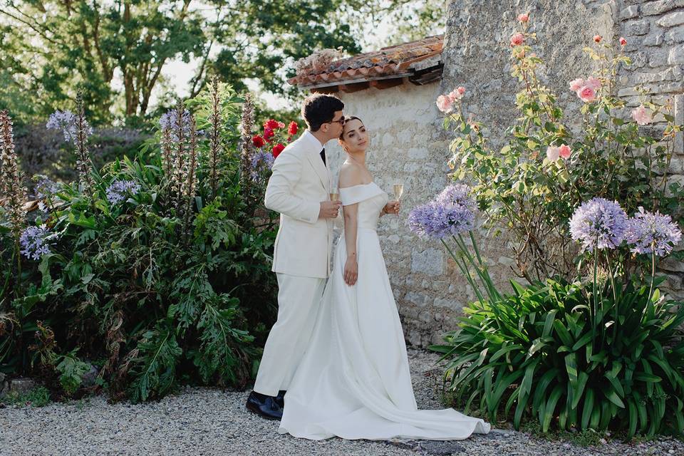 Mariés à côté de la piscine