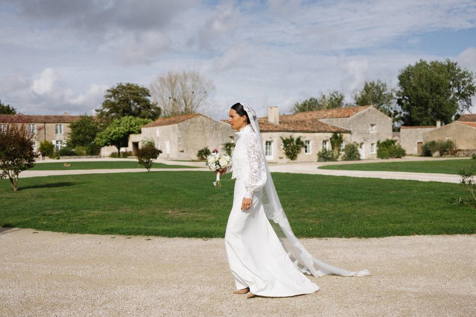 Mariée dans la cour - 2025