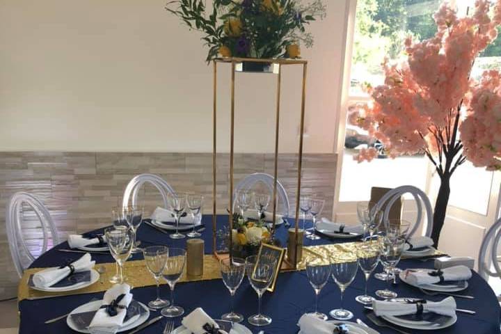 Table bleue et or
