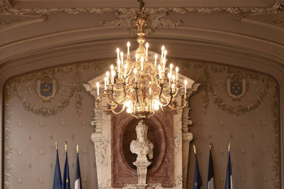Devant le maire