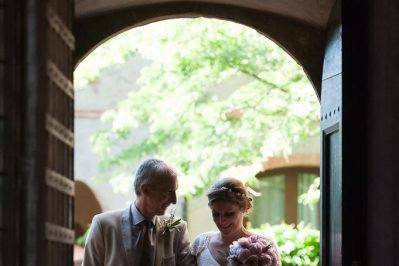 La mariée attend avec son père