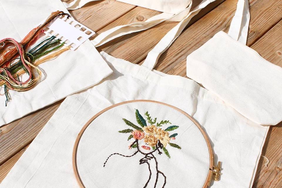 Atelier broderie sur tote bag