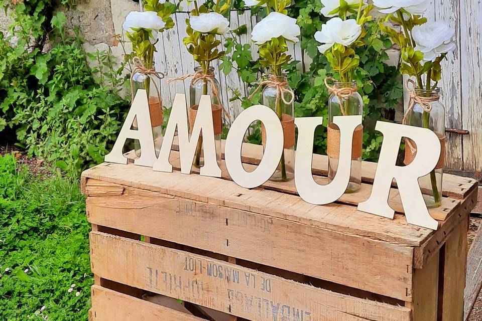 Caisses, vases fleurs blanches