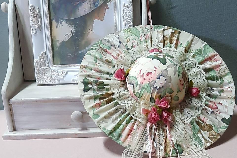 Petite coiffeuse & son chapeau