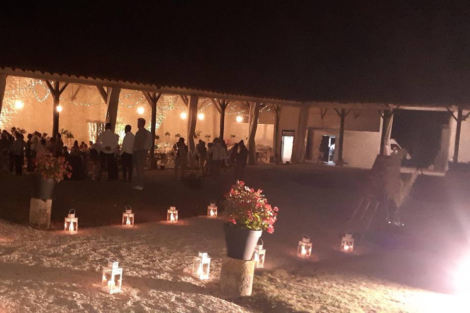 La grande cour éclairée