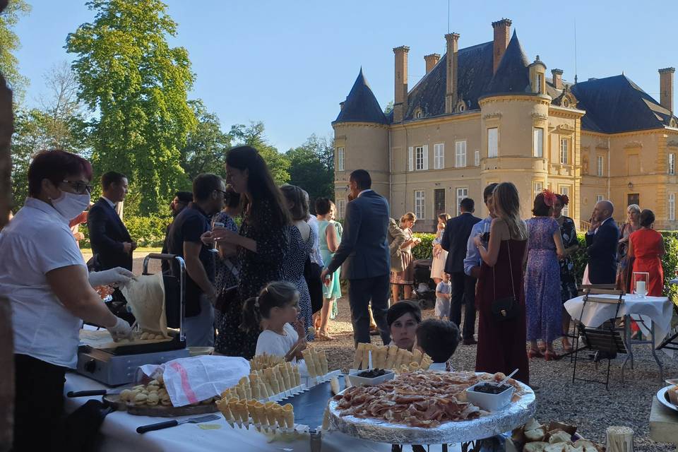 Apéritif devant le château