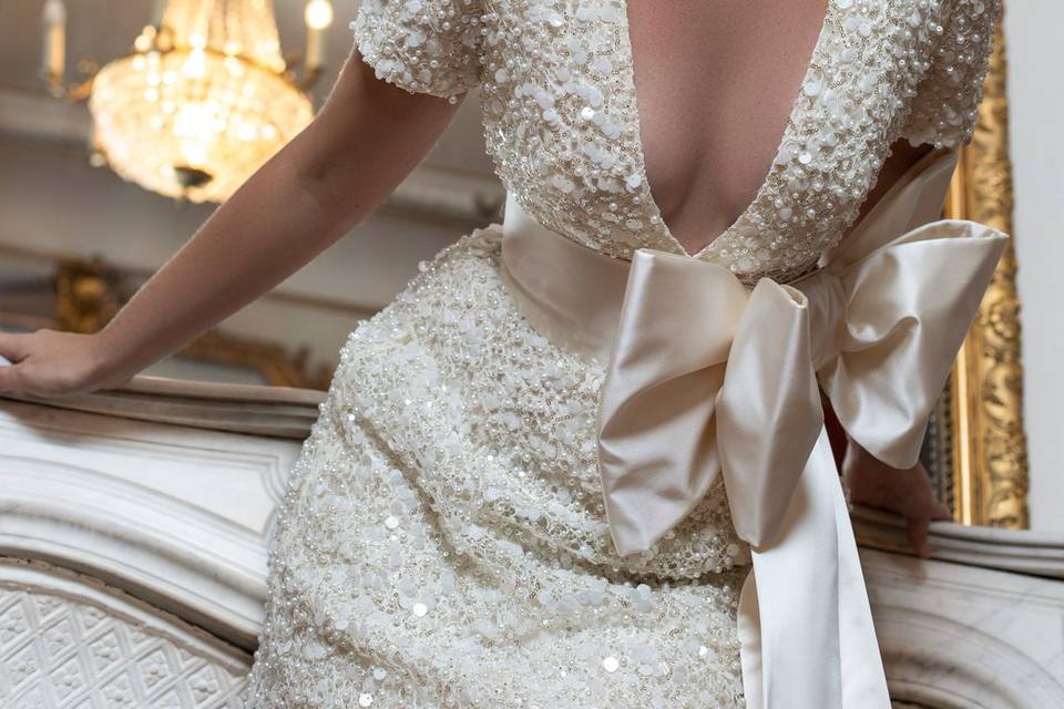 Robe ornée de perles avec nœud