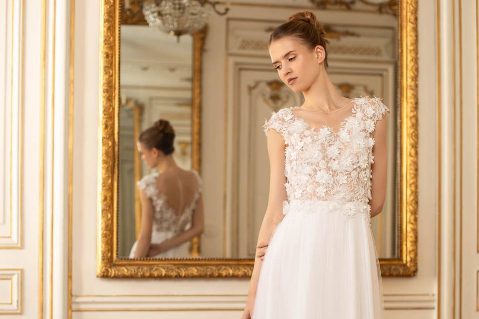 Robe de mariée ornée de fleurs