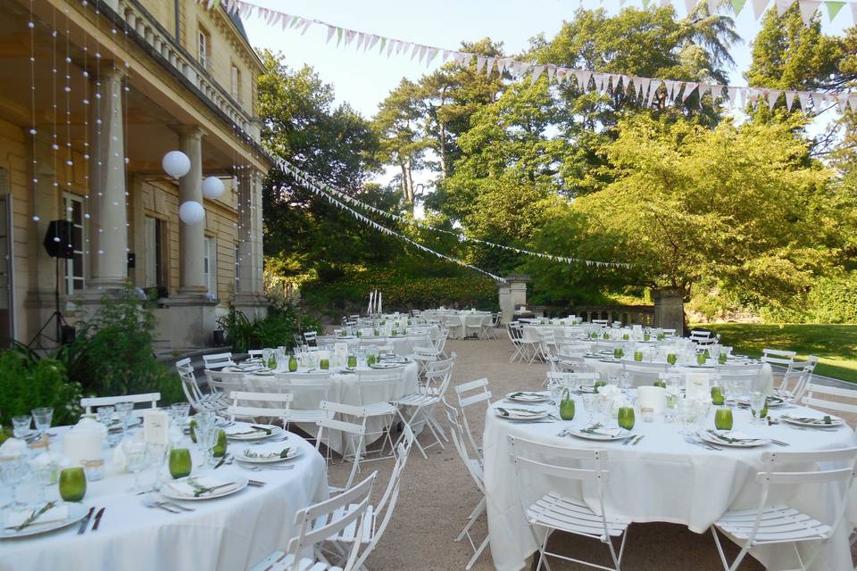 Tables dressées extérieur