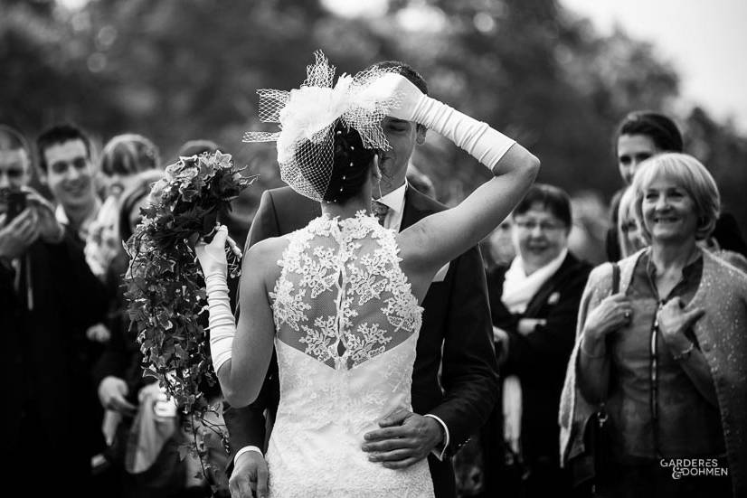 La mariée sort de la voiture.