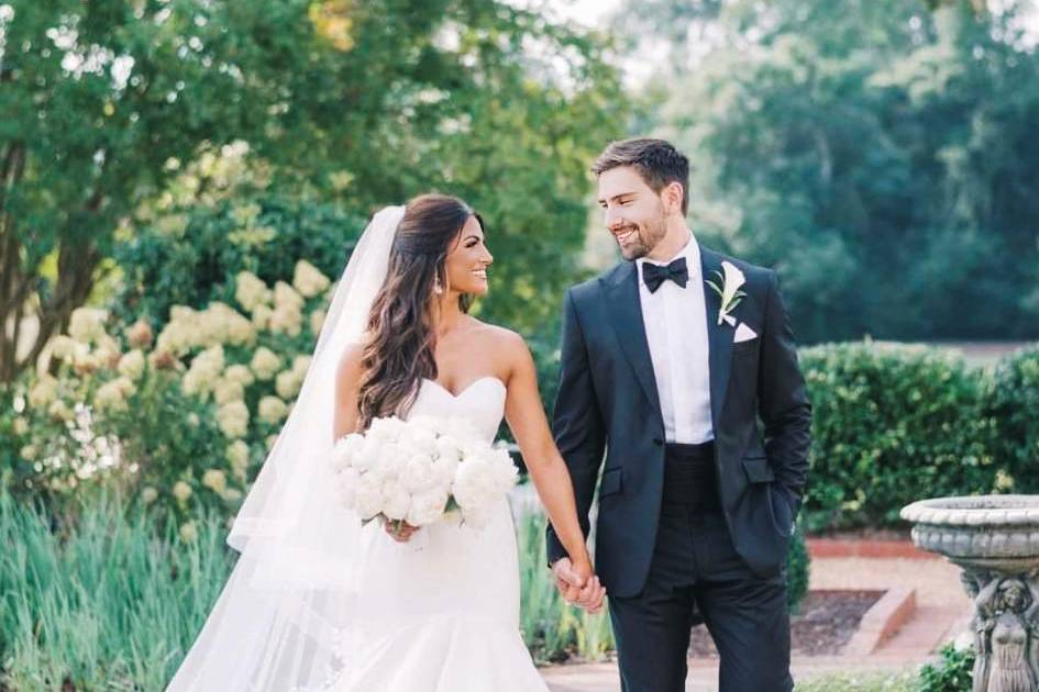 Couple de mariés au parc