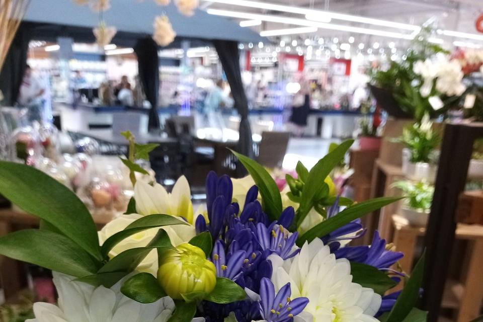 Bouquet rond avec fleurs bleue