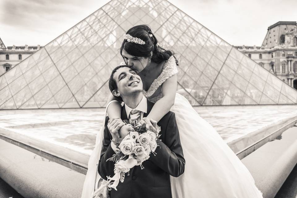 Photo de couple au Louvre