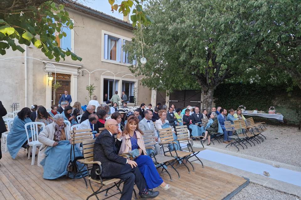 Cérémonie dans la cour