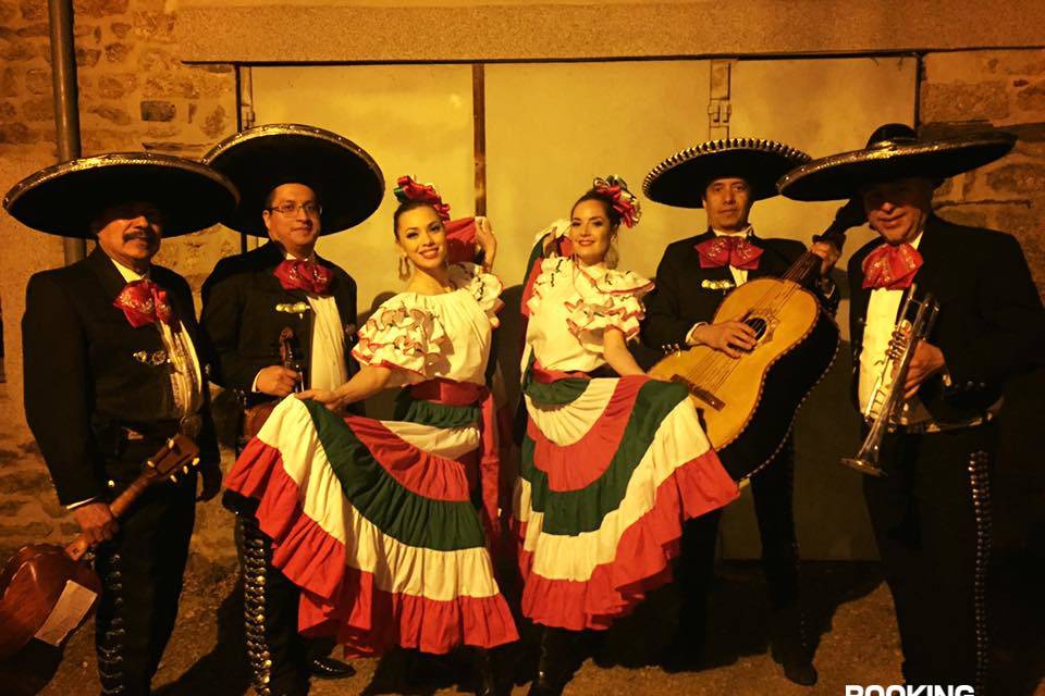 Mariachis danseuses