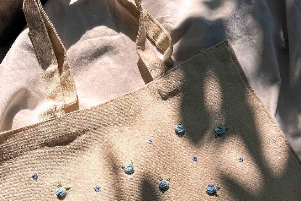 Tote bag brodé bleu ciel