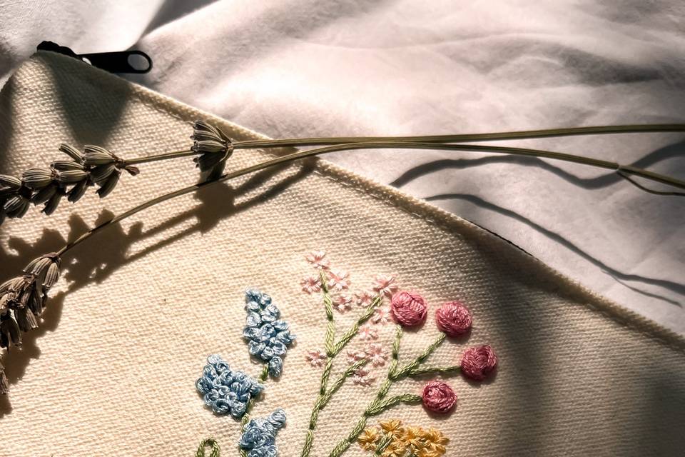 Trousse brodée fleurs d'été