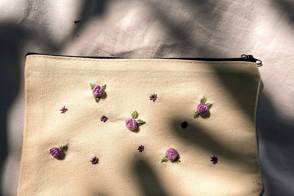 Trousse brodée mauve